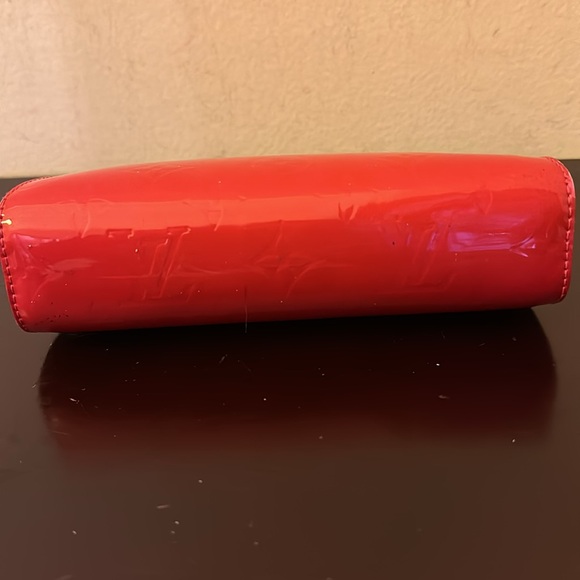Louis Vuitton red Vernis pouch. Color transfer on back. See pictures!! - Picture 5 of 7